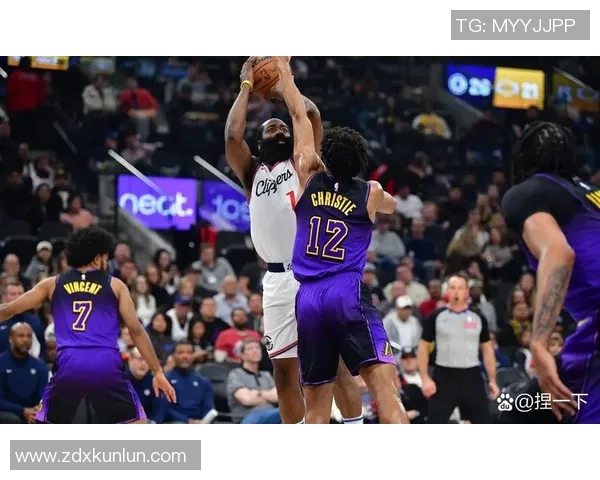 2007年NBA东部决赛骑士与活塞的激烈对决回顾与分析